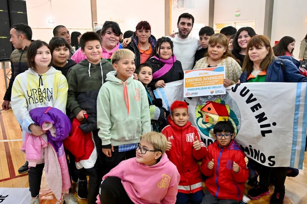 entrega de bienes, Trelew, Ignacio Torres, acción social, instituciones educativas, justicia social, corrupción, gestión provincial, comunidad, centros juveniles, jardines maternales, salud municipal, discapacidad, adultos mayores