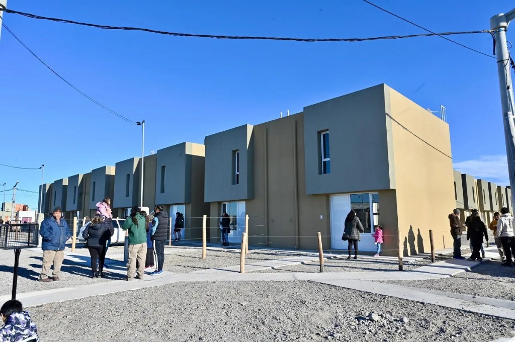 entrega de viviendas, Trelew, Chubut, Ignacio Torres, techo propio, construcción de viviendas, gobierno provincial, gestión eficiente, viviendas tipo dúplex, compromiso social, desarrollo habitacional, viviendas Chubut, política de vivienda, infraestructura provincial, sostenibilidad, planificación urbana