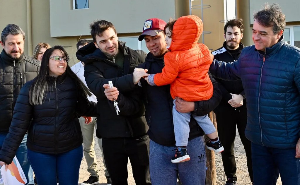 entrega de viviendas, Trelew, Chubut, Ignacio Torres, techo propio, construcción de viviendas, gobierno provincial, gestión eficiente, viviendas tipo dúplex, compromiso social, desarrollo habitacional, viviendas Chubut, política de vivienda, infraestructura provincial, sostenibilidad, planificación urbana