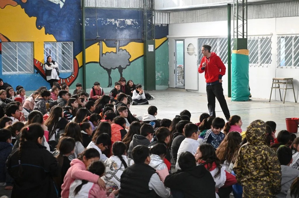 educación emocional, Puerto Madryn, escuelas municipales, obras teatrales, bienestar estudiantil, desarrollo emocional, relaciones interpersonales, educación innovadora, salud emocional, teatro en la educació
