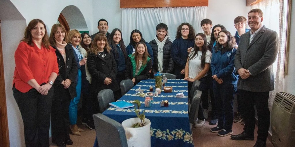 Rawson, economía circular, plantas ornamentales, Instituto María Auxiliadora, Semillas de Maín, jóvenes emprendedores, Damián Biss, educación, producción sustentable, salida laboral, bióloga Alicia Peralta, sustentabilidad, feria del libro, proyecto escolar, gestión ambiental, consumo responsable