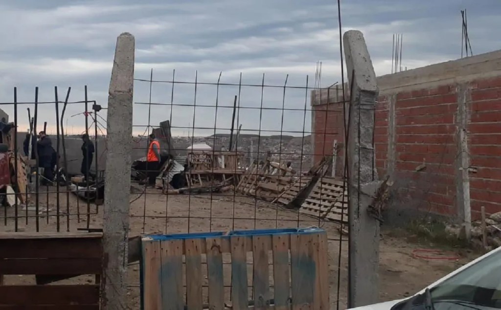 Tragedia en Comodoro Rivadavia: un incendio en una vivienda precaria dejó una víctima fatal. Las autoridades investigan las causas del siniestro. #ComodoroRivadavia #Incendio #Policía #Emergencia