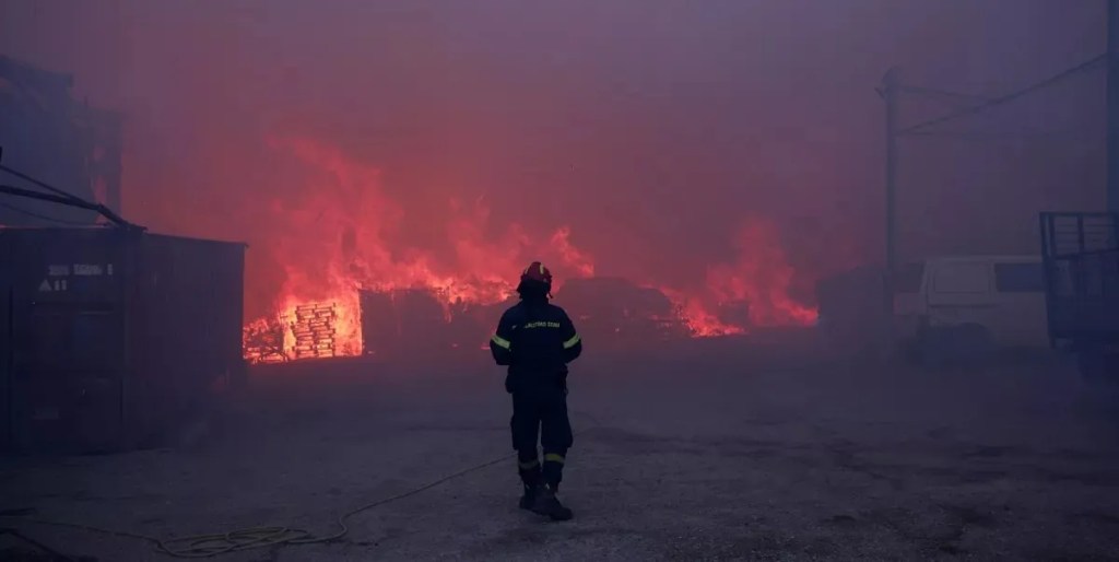 incendios forestales, Grecia, Atenas, primera víctima, tragedia, Patima Halandriou, evacuación, incendio en fábrica, cambio climático, emergencias en Grecia, devastación por fuego, condiciones climáticas, desastre natural, bomberos, temporada de incendios, pérdida de vidas