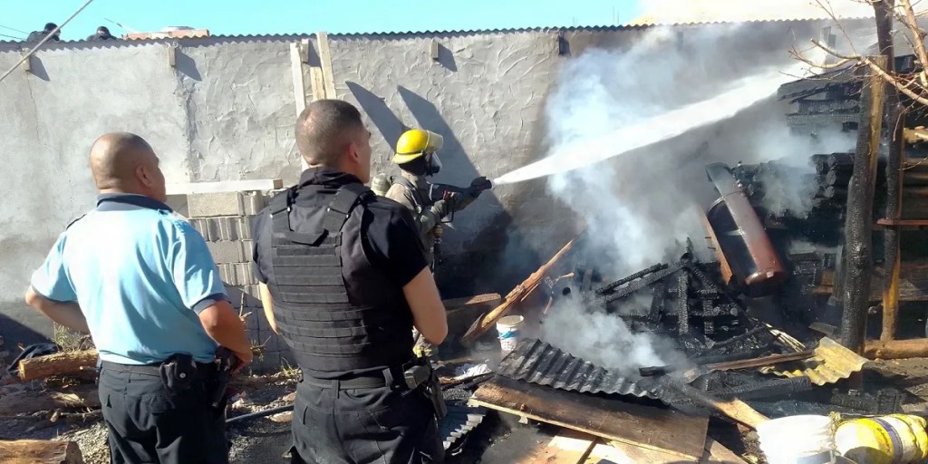 incendio Puerto Madryn, zona noroeste, Policía del Chubut, bomberos voluntarios, siniestro, incendio en vivienda, vecinos, acción conjunta, emergencia, seguridad pública, prevención de incendios, fuego descontrolado, daños materiales, respuesta rápida, intervención policial