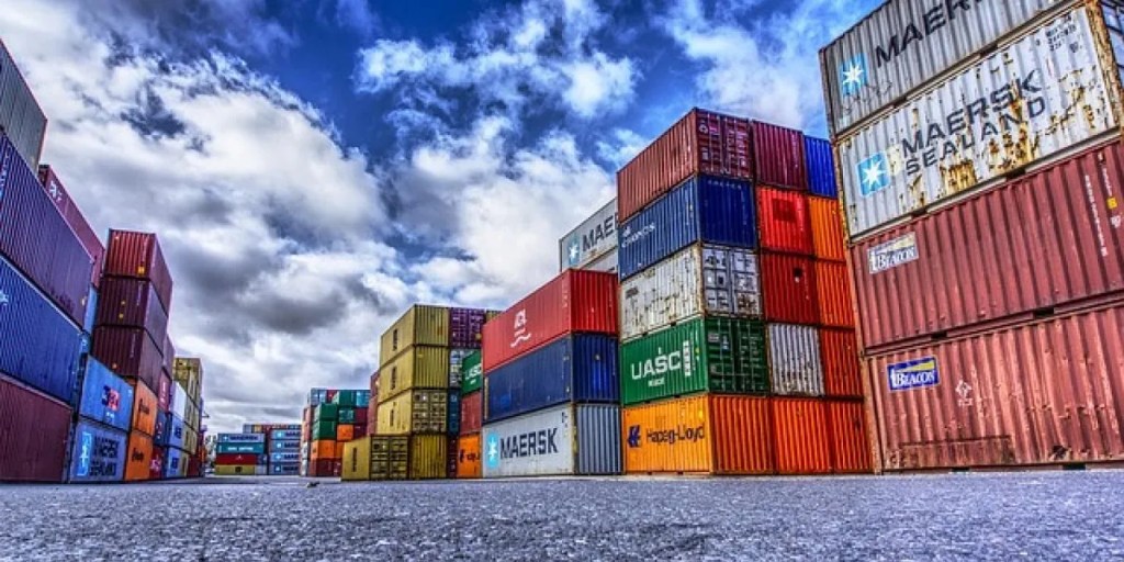 superávit comercial, exportaciones julio 2024, importaciones en baja, comercio exterior argentino, soja y derivados, recuperación económica, sector agrícola, petróleo crudo, Combustibles y Energía, Indec, balanza comercial, importación de vehículos, economía argentina, sector energético, crecimiento exportador.