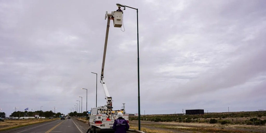 Reparación de luminarias en el Puente Néstor Kirchner de&nbsp;Rawson