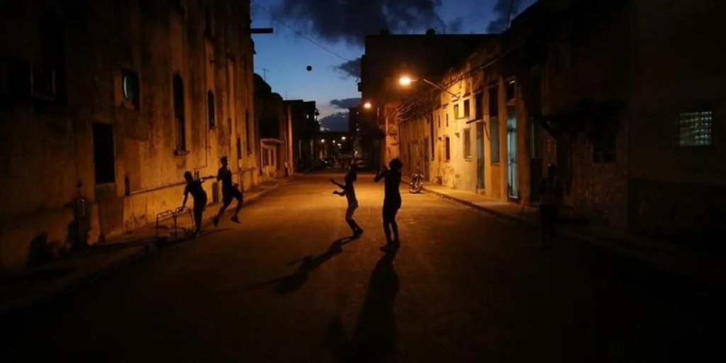 Una ciudad prohibió a menores de 16 años andar solos después de la&nbsp;medianoche