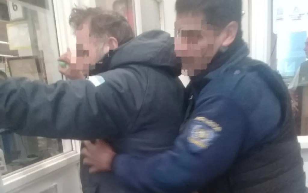 Este fin de semana, un hombre fue detenido en Trelew después de intentar robar un celular en una estación de servicio. El incidente ocurrió en la estación "Mica", ubicada en la Ruta N° 3, donde el sujeto, identificado como J.E. (36), intentó sustraer un iPhone 12 negro.