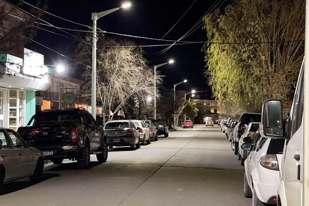 Club Atlético Independiente, Trelew, Gustavo Flores, Cooperativa Eléctrica de Trelew, iluminación LED, seguridad, infraestructura, Rivadavia, Soberanía Nacional, alumbrado público, mejora estética, obra pública, instituciones