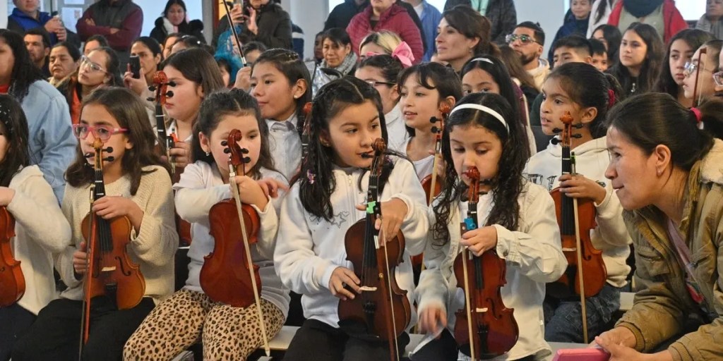 Orquesta Infantil, Puerto Madryn, Barrio Perón, concierto infantil, cultura local, mes de las infancias, Subsecretaría de Cultura, violín, violoncello, danzas clásicas, Coro Infantil, talento local, música en Madryn, evento cultural, presentación artística