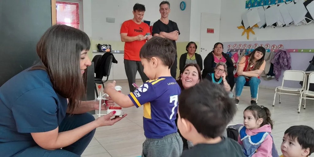 salud bucal infantil, Pequeñas Sonrisas, jardines maternales, Trelew, educación bucal, prevención odontológica, odontología infantil, coordinación de salud Trelew, promoción de la salud, hábitos saludables, primera infancia, revisión dental, cepillado infantil, prevención en jardines, Trelew salud