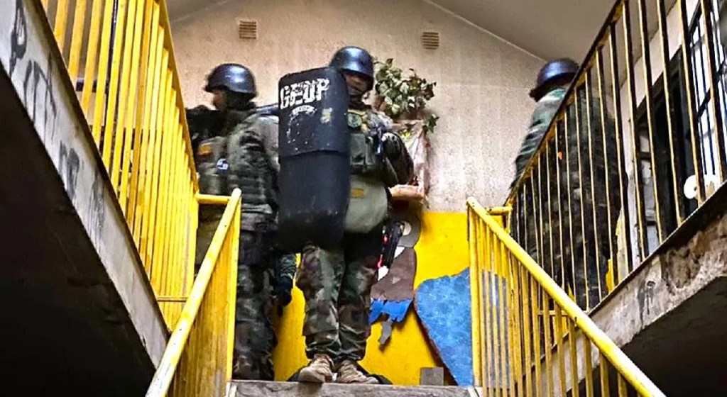 Comodoro Rivadavia, allanamientos, Policía del Chubut, armas de fuego, barrio 30 de Octubre, seguridad, Héctor Iturrioz, Andrés García, GEOP, Ministerio Público Fiscal, violencia, investigación, chaleco antibalas, División de Investigaciones, delitos