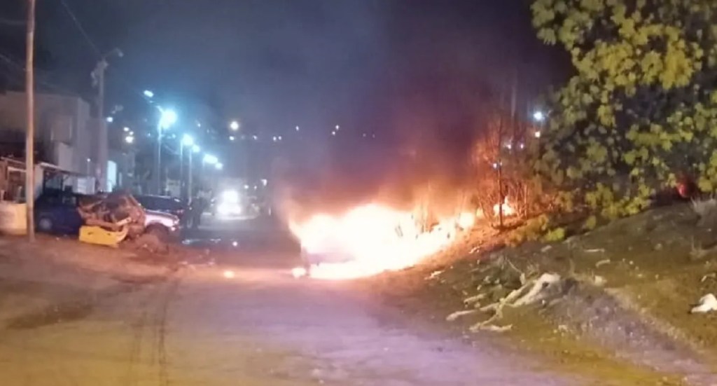 Comodoro Rivadavia, incendio intencional, policía, barrio Máximo Abásolo, bomberos, investigación criminal, vehículo incendiado