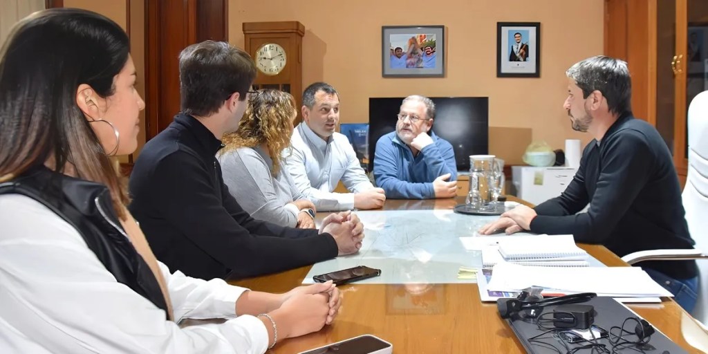 Trelew, turismo, desarrollo turístico, AAVyTPV, Gerardo Merino, Península Valdés, ENTRETUR, sostenibilidad, colaboración público-privada, proyectos turísticos, agencias de viajes, turismo responsable, planificación urbana, reunión, Florencia Aressi