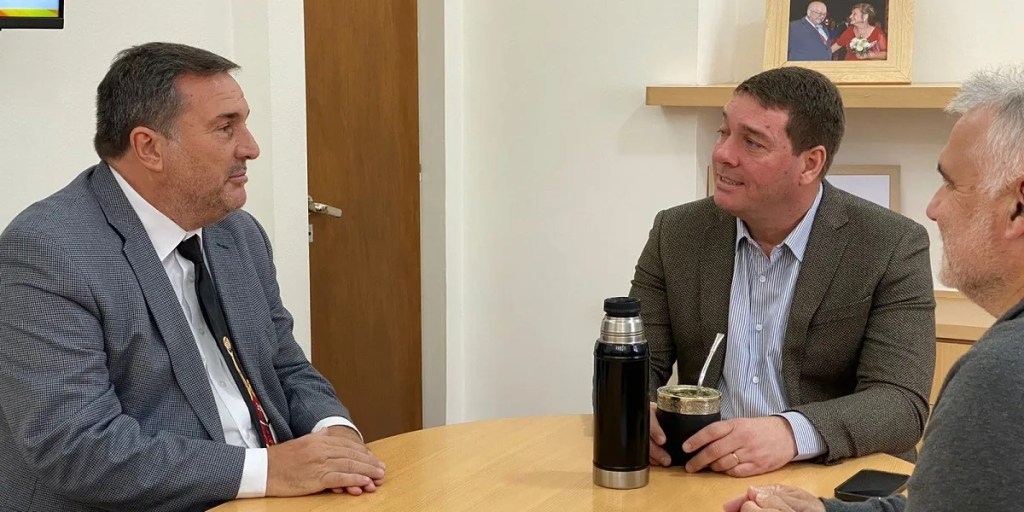 Rawson, Biblioteca Deportiva, Damián Biss, Carlos Darío Santos, Círculo de Periodistas Deportivos, capacitaciones, convenios educativos, Federación Argentina de Periodistas Deportivos, educación y deporte, infraestructura deportiva, lectura, tecnología, prensa deportiva, proyecto municipal, inclusión, sala de capacitación