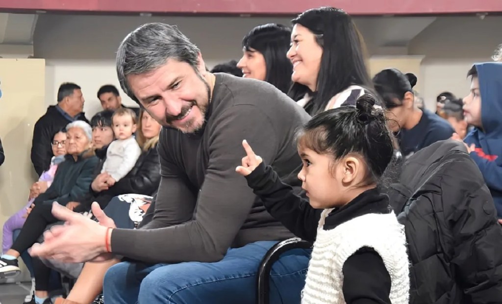 Trelew, Semana de las Infancias, Gerardo Merino, jardines maternales, educación, contención social, niñez, Salón San David, actividades recreativas, comunidad, familias, bienestar integral, derechos de los niños, laguna Cacique Chiquichano, festejos infantiles, juego y recreación