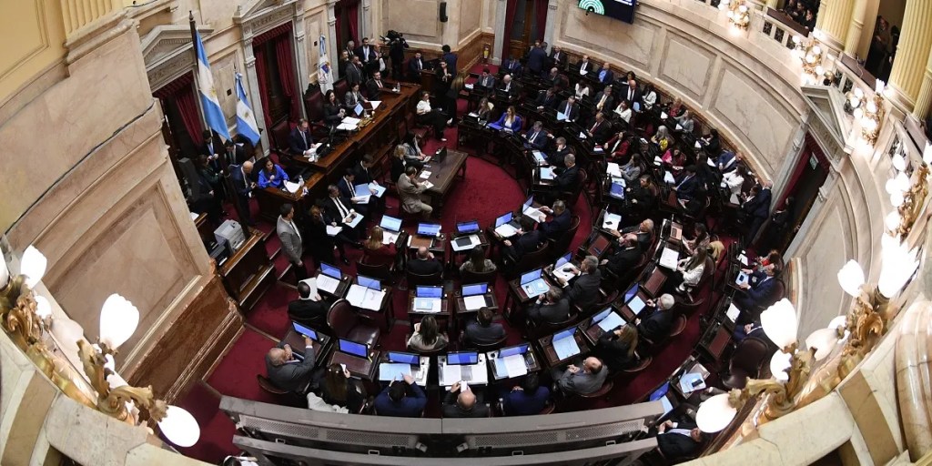 interbloque, Las Provincias Unidas, Senado, peronismo no kirchnerista, agenda federal, Carlos Espínola, Ignacio Torres, Javier Milei, senadores, política argentina, Chubut, Despierta Chubut, Movimiento Neuquino, Unidad Federal, Cambio Federal, Santiago Caputo, incremento de jubilaciones, fórmula de movilidad, Senado argentino, kirchnerismo, UCR, Martín Lousteau, José María Carambia, jubilados, ANSES, IPC, Ezequiel Atauche, Ministerio de Economía, Presupuesto y Hacienda, canasta básica, comisiones, proyecto de ley