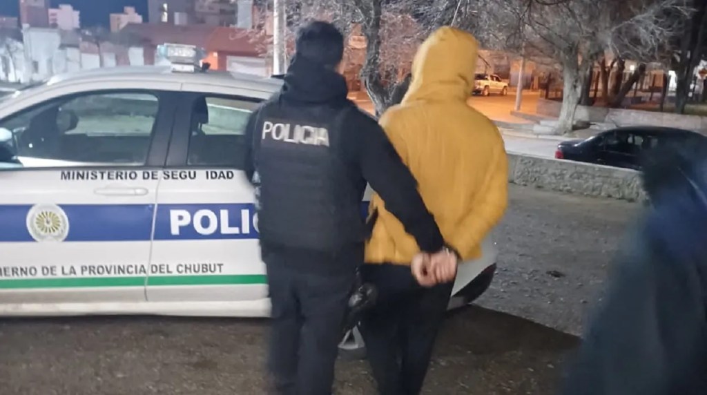 relew, Pedido de Captura, Detención Policial, Seguridad Pública, Gimnasio Municipal, Albergue, Justicia, Intervención Policial, Comisaría Segunda, Sistema SICOF, Audiencia de Control, Puerto Madryn, Jueza Patricia Asaro, Policía de Chubut, Coordinación Judicial