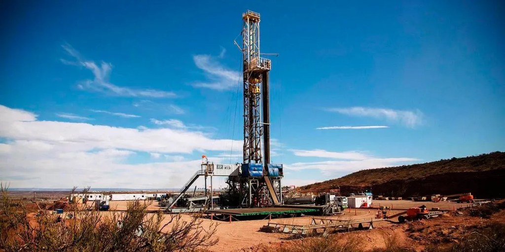 Neuquén, Vaca Muerta, producción de petróleo, récord histórico, shale oil, YPF, Oleoductos del Valle, exportaciones de petróleo, shale gas, infraestructura energética, energía argentina, gasoducto Néstor Kirchner, mercado internacional, hidrocarburos, industria energética, YPF, Vaca Muerta, producción de hidrocarburos, crudo Medanito, shale, EBITDA, inversiones YPF, segundo trimestre 2024, ganancias YPF, exportaciones de petróleo, demanda de combustibles, deuda neta, flujo de caja libre, petróleo convencional, condiciones climáticas, apalancamiento neto