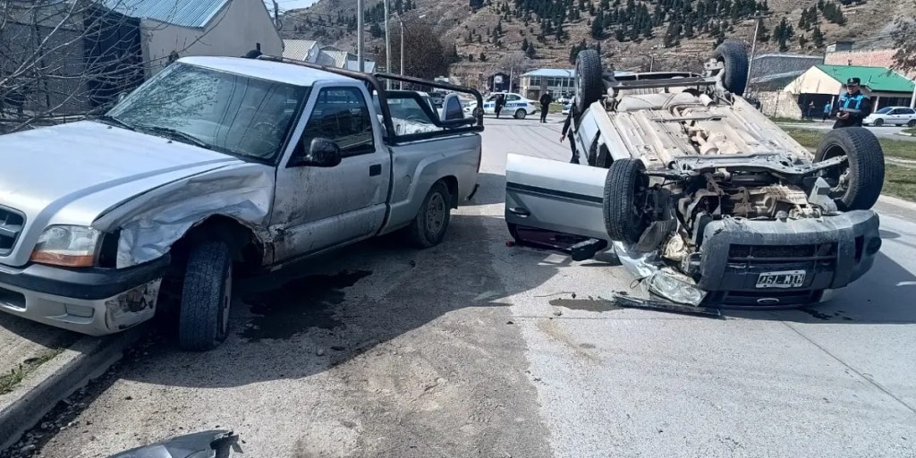 accidente de tránsito, Esquel, Avenida Holdich, Ford EcoSport, muerte en accidente, vuelco de vehículo, Policía Científica, testigos del accidente, accidente fatal, intervención médica