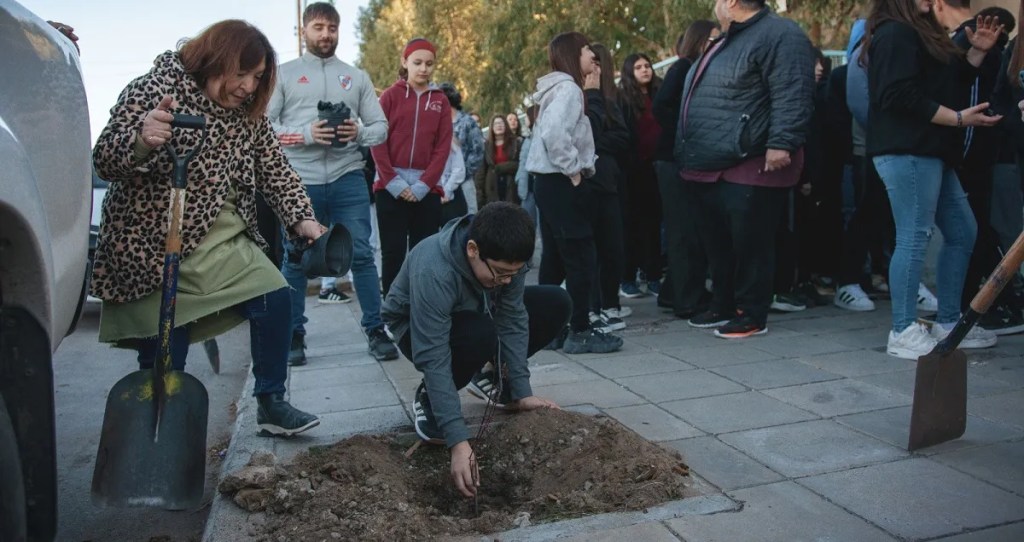 Rawson, Día del Árbol, plantación de árboles, espacios verdes, medio ambiente, Secretaría de Ambiente, desarrollo sustentable, Escuela 752, Miguel Larrauri, concientización ambiental, calle Irigoyen, embellecimiento urbano, Jornadas Ambientales, bulevares de Rawson, cuidado del ambiente