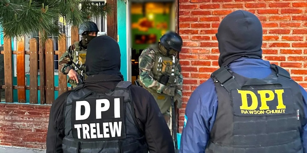 banda delictiva, Playa Unión, robos agravados, Policía del Chubut, Héctor Iturrioz, operativos policiales, Río Negro, secuestro de vehículos, detención, comercio local, seguridad pública, Rawson, Trelew, Comodoro Rivadavia, General Roca, investigación criminal