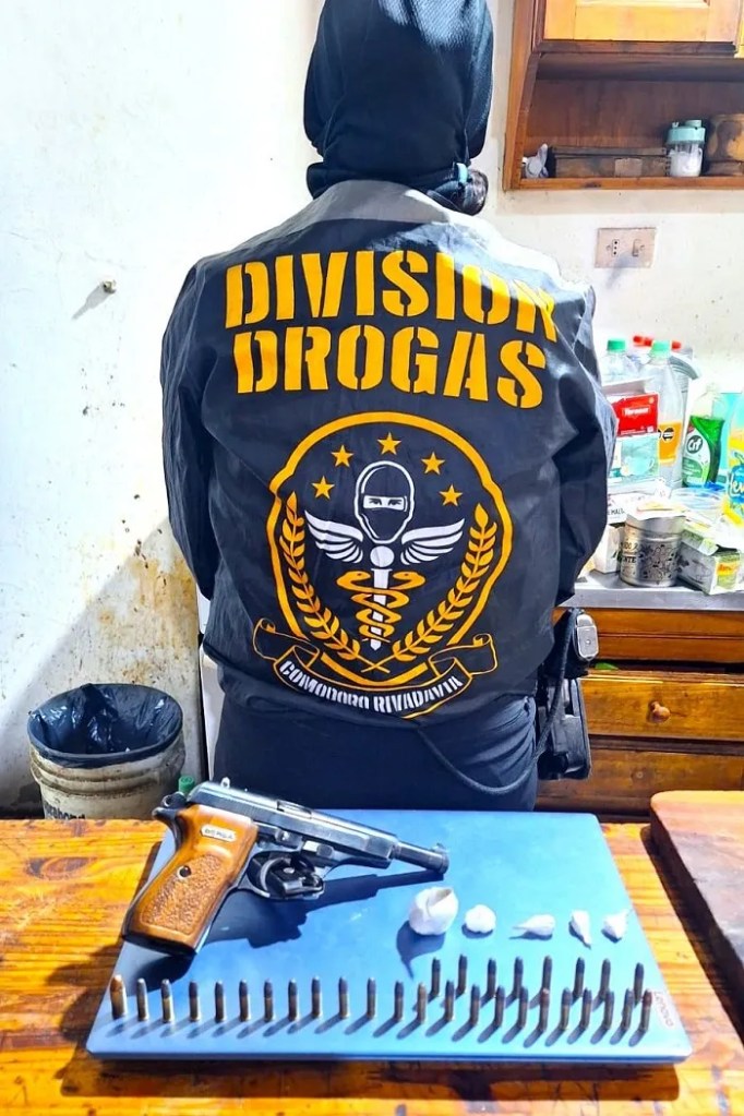 narcomenudeo Comodoro Rivadavia, operativo antidrogas Chubut, La Banda del Cerro, Ignacio Torres Chubut, desmantelan banda narco, secuestro de drogas, seguridad Chubut, Policía del Chubut, Andrés Ávila, Eva Parcio de Seleme, GEOP Chubut, Comodoro Rivadavia allanamientos, armas secuestradas Comodoro, drogas incautadas Comodoro, narcotráfico en Chubut