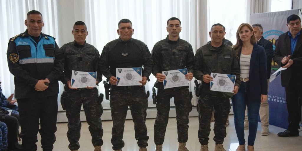 Policía del Chubut, Operaciones Especiales, capacitación policial, seguridad ciudadana, curso penitenciario, Karina Barneche, Andrés García, mujeres policías, Rawson, técnicas tácticas, entrenamiento policial, certificación policial, unidad en equipo, formación policial, seguridad social
