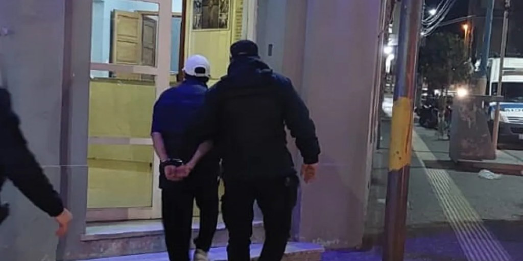 pedido de captura, detención en Comodoro Rivadavia, operativo policial, seguridad en Comodoro, barrio Centro, colaboración policial, captura vigente, audiencia de control, justicia penal, Secretaría de Seguridad