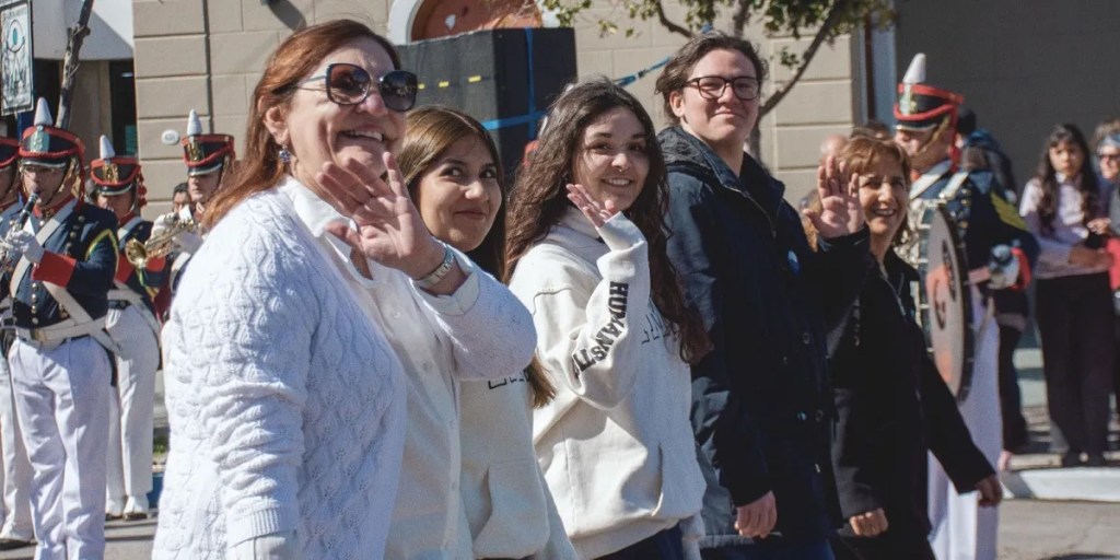 BUSCATE EN LAS FOTOS | Desfile cívico militar y un emotivo encuentro comunitario en&nbsp;Rawson