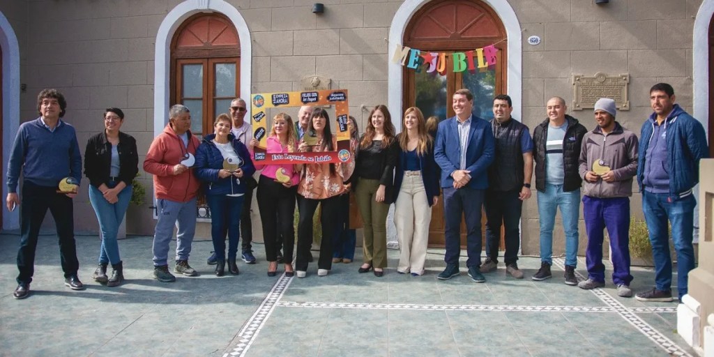 Rawson, jubilados municipales, Damián Biss, reconocimiento laboral, homenaje trabajadores, Municipalidad de Rawson, ceremonia de jubilación, empleados municipales, Ricardo Paredes, crecimiento de Rawson, trabajo municipal, Secretaría de Hacienda, servicio público, desarrollo comunitario, homenaje emotivo, acto de reconocimiento