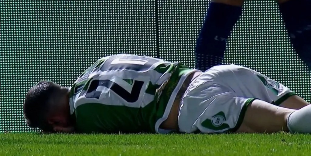 Damián Díaz, Banfield, Independiente Rivadavia, Liga Profesional, lesión Damián Díaz, Banfield fútbol, Gustavo Munúa, fútbol argentino, maléolo externo, cirugía, recuperación Díaz, selección Ecuador, fútbol internacional, fractura pierna izquierda, lesión grave, armador Banfield