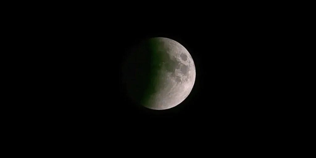 Este martes por la noche se podrá observar el último eclipse parcial de Súper Luna del&nbsp;año