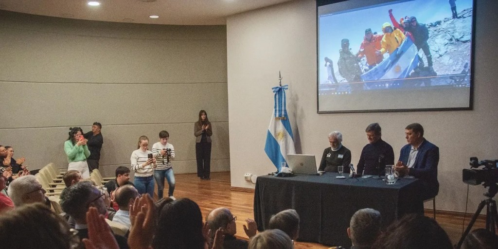 Guillermo Tibaldi homenajea a los tripulantes del ARA San Juan con una travesía a&nbsp;pie