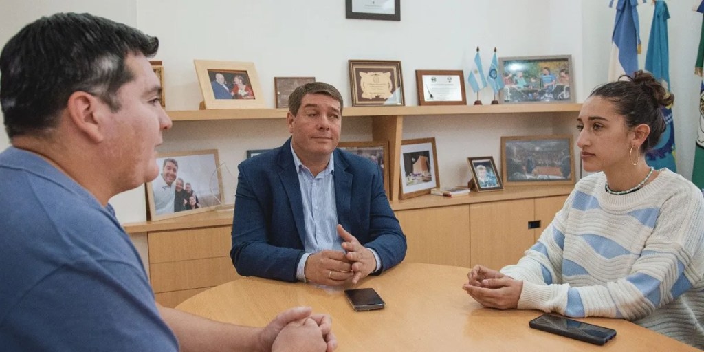 Ana Armando, danza, capacitación en Estados Unidos, Damián Biss, Municipalidad de Rawson, cultura en Rawson, apoyo municipal, beca de danza, Jonathan Biss, desarrollo artístico, proyectos educativos, profesora de danzas, formación artística, Maestra Elemental, enseñanza de la danza, talento local