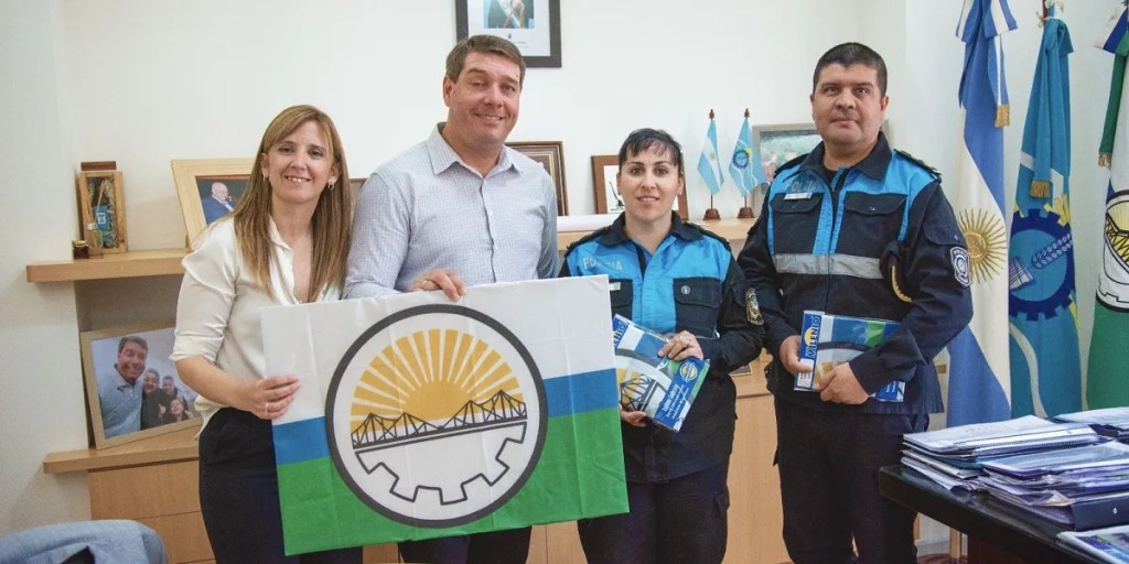 Rawson, Damián Biss, Policía del Chubut, formación policial, identidad capitalina, bandera municipal, Guillermo Fabián Posse, Instituto Superior de Formación Policial, ceremonia de entrega, sentido de pertenencia, símbolos patrios, comunidad, seguridad pública, bandera de Rawson, cadetes, sala de placas