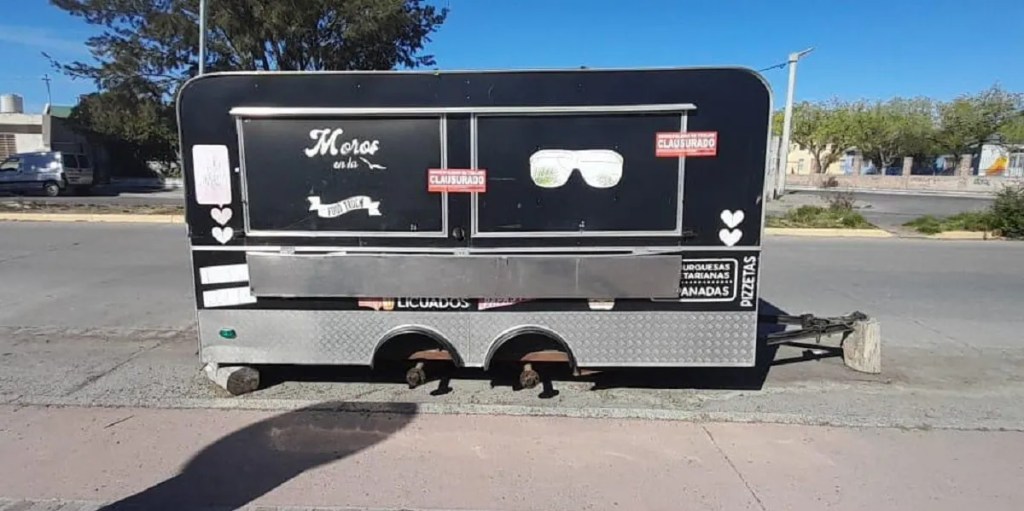 food truck, Laguna Chiquichano, clausura, Trelew, normas de higiene, seguridad alimentaria, Bromatología, controles municipales, salubridad, salud pública, inspección comercial, tráiler restaurante, normativa sanitaria, Municipio de Trelew, cierre preventivo