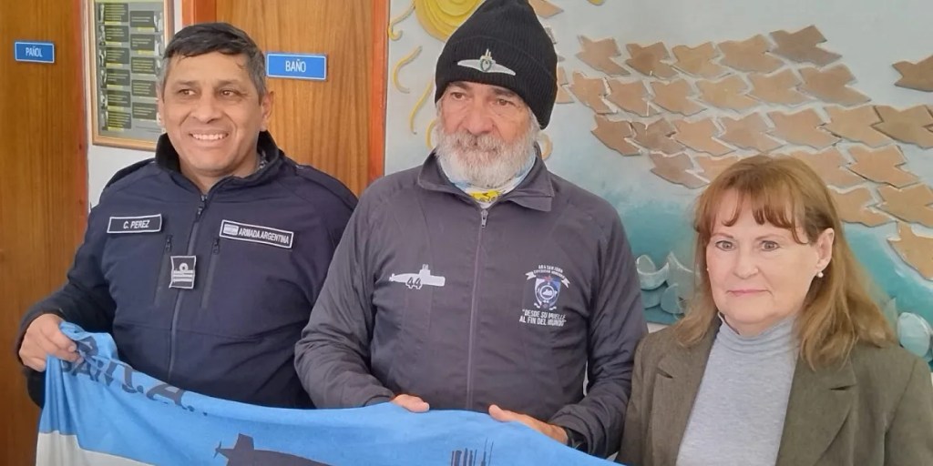 ARA San Juan, Guillermo Tibaldi, Puerto de Comodoro Rivadavia, homenaje, submarino, Armada Argentina, Digna Hernando, héroes navales, travesía, Puerto Almanza, memoria, Comodoro Rivadavia, viaje solidario, submarinista, marinos fallecidos, donación pañales
