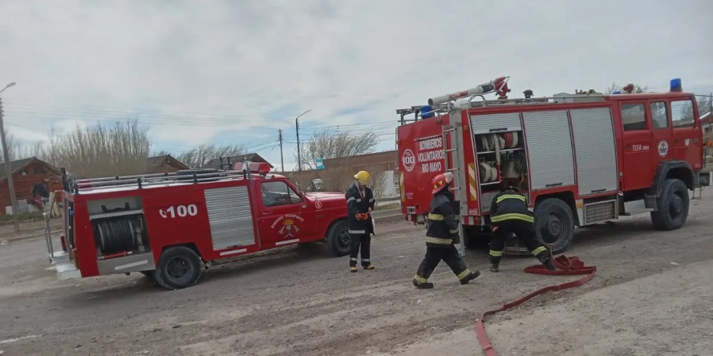 incendio en Río Mayo, bomberos voluntarios, daños materiales, quema de cartones, comercio Los Nogales, fuertes vientos, galpón incendiado, intervención policial, seguridad, prevención de incendios