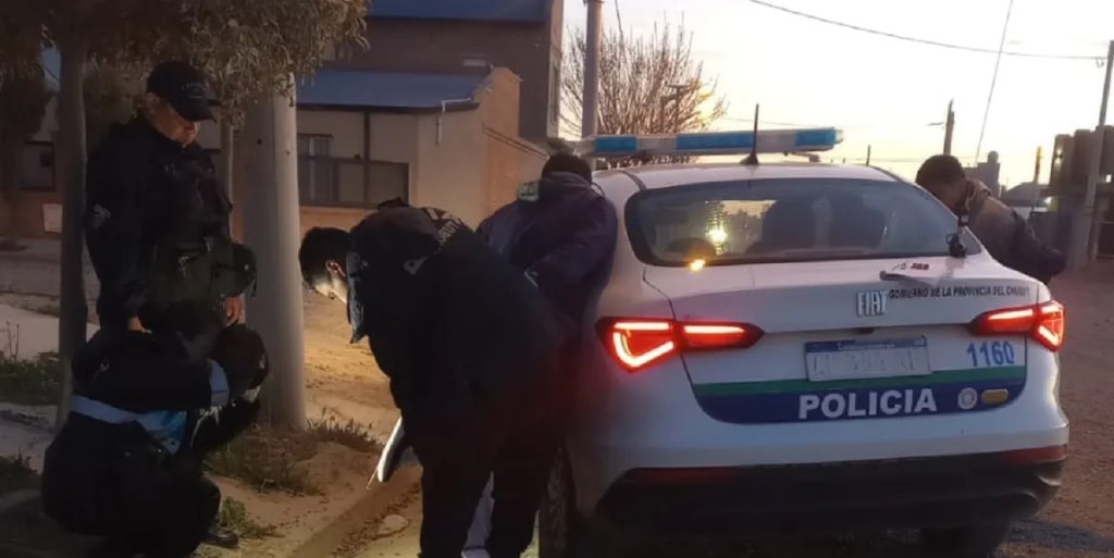 intento de robo Trelew, robo en construcción, detenidos Trelew, dúplex deshabitado, daños en propiedad, aprehendidos robo, intervención policial, huida frustrada, Ministerio Público Fiscal, evidencia criminalística,