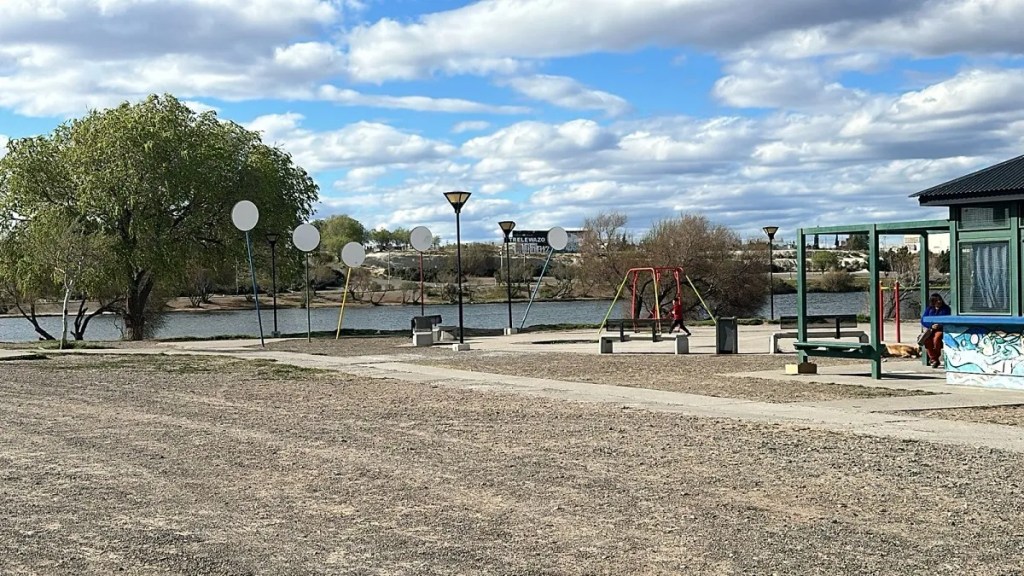 Trelew, Laguna Cacique Chiquichano, accidente menor, estructura no autorizada, investigación municipal, Mario Romeo, seguridad pública, espacio público, accidente Trelew, denuncia, responsabilidad, familia afectada, investigación accidente, gobierno local, estructuras precarias, municipio