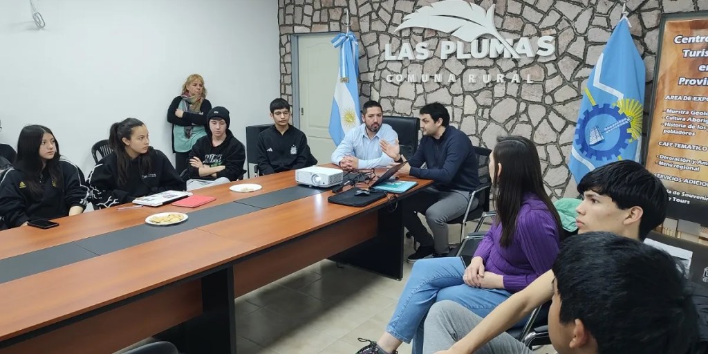 Charla de la Secretaría de Trabajo impulsa oportunidades de formación para jóvenes en Las&nbsp;Plumas
