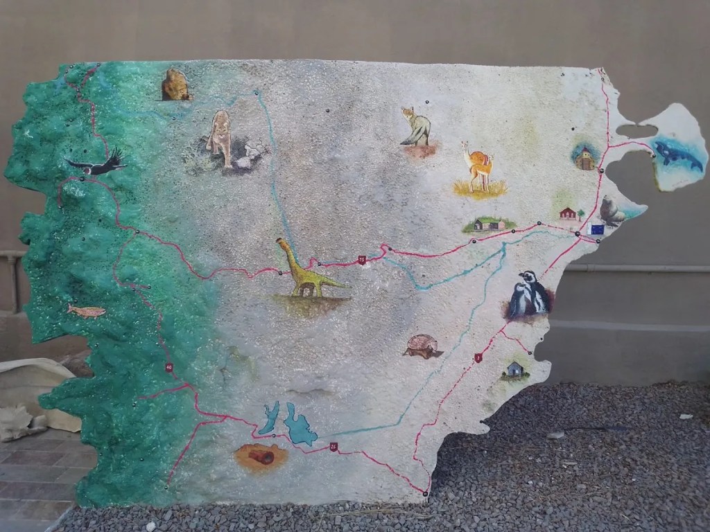 El muralista Marcos Agüero restauró un histórico mapa en el Museo de Ciencias Naturales de Puerto Madryn, realzando el valor cultural del Chalet Pujol. #CulturaChubut #ArtePatagónico #PuertoMadryn