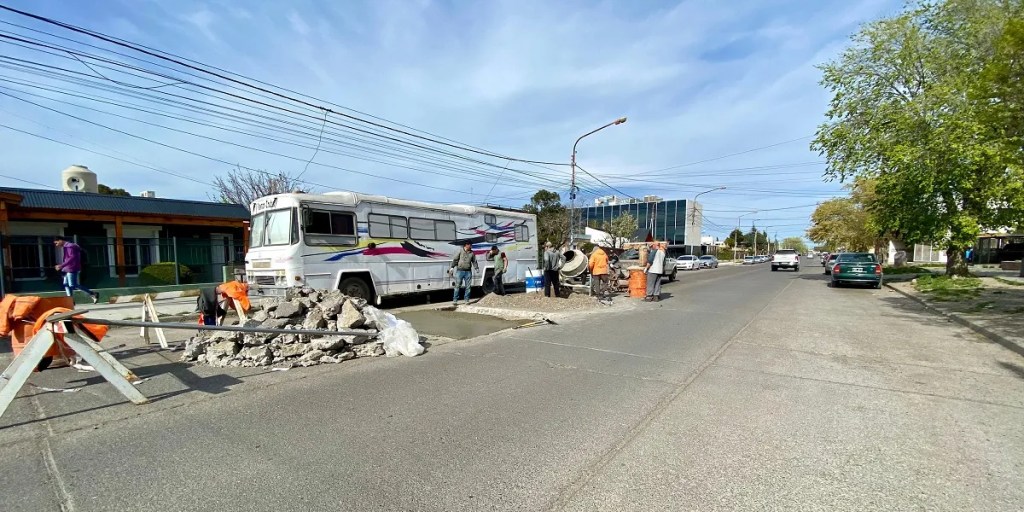 Rawson, bacheo, obras públicas, transitabilidad, Secretaría de Obras y Servicios Públicos, Damián Biss, Mercedes Bagalciaga, Federico Figueroa, cuadrillas municipales, mejoras viales, vecinos de Rawson, calle Castelli, hormigón, refacción de calles, señalización vial, gestión municipal