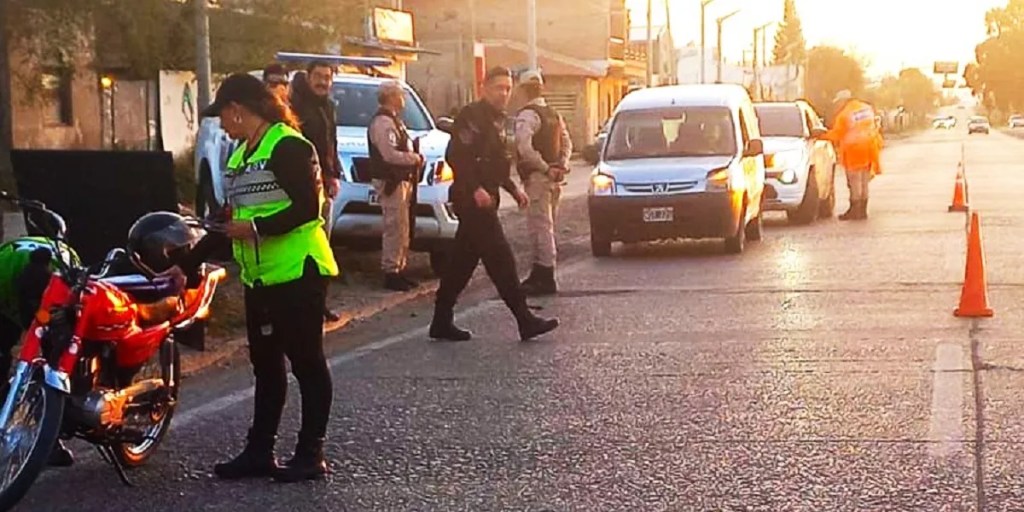 operativo Trelew, seguridad Trelew, arma de fuego, detención, Comando Unificado de Seguridad, controles vehiculares, alcoholemia, Policía del Chubut, infracciones de tránsito, Gendarmería Nacional, seguridad vial, controles policiales, zona oeste Trelew, seguridad pública, artículo 189 bis