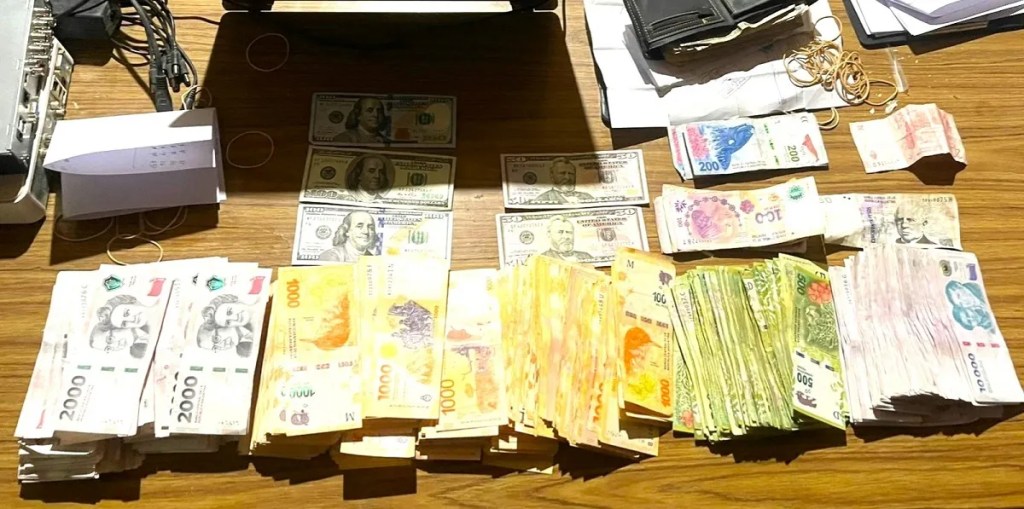 Policía del Chubut, Trelew, allanamientos, hurto automotor, drogas, armas, camioneta robada, estupefacientes, inhibidores de señal, delincuencia organizada, seguridad, Justicia, narcotráfico, armas de fuego, dinero en efectivo, secuestro de drogas