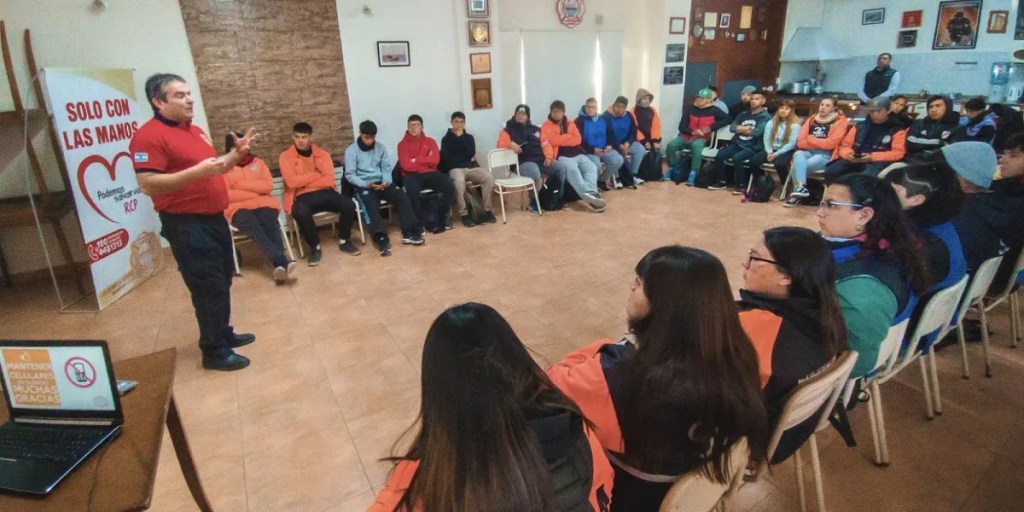 Capacitación en RCP, agentes de Tránsito, Rawson, Bomberos Voluntarios, primeros auxilios, Karina Barneche, seguridad comunitaria, prevención de riesgos, capacitación laboral, Municipalidad de Rawson, Cuerpo Activo de Bomberos, Defensa Civil, servicios municipales, atención a la comunidad, Resucitación Cardio Pulmonar