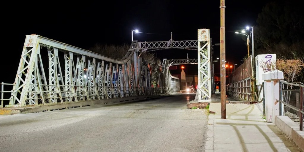 iluminación LED, Puente del Poeta, Rawson, Cooperativa de Servicios Públicos, seguridad vial, infraestructura urbana, alumbrado público, reflectores LED, modernización de espacios públicos, aniversario de Rawson, eficiencia energética, visibilidad nocturna, mejora urbana, desarrollo comunitario, ciudad de Rawson
