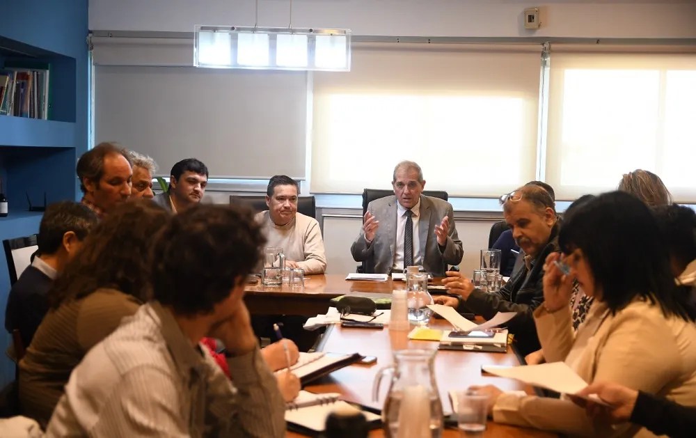 El Gobierno provincial mantuvo una nueva reunión con los gremios docentes para negociar mejoras salariales. La cita tuvo lugar en el Ministerio de Educación en Rawson.