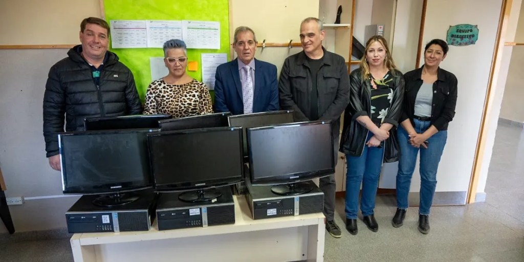 Estudiantes de Rawson reciben equipamiento tecnológico para avanzar en proyecto de&nbsp;inclusión